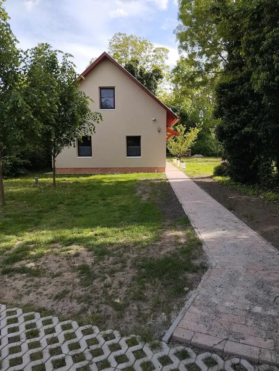 A ház a kerti oldal felől, ösvénnyel