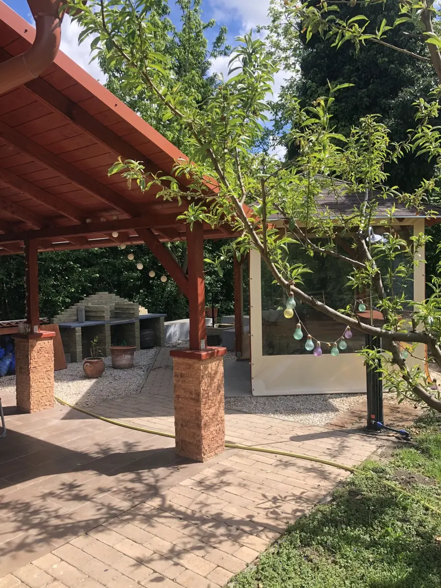 A pavilon dúsan beültetve