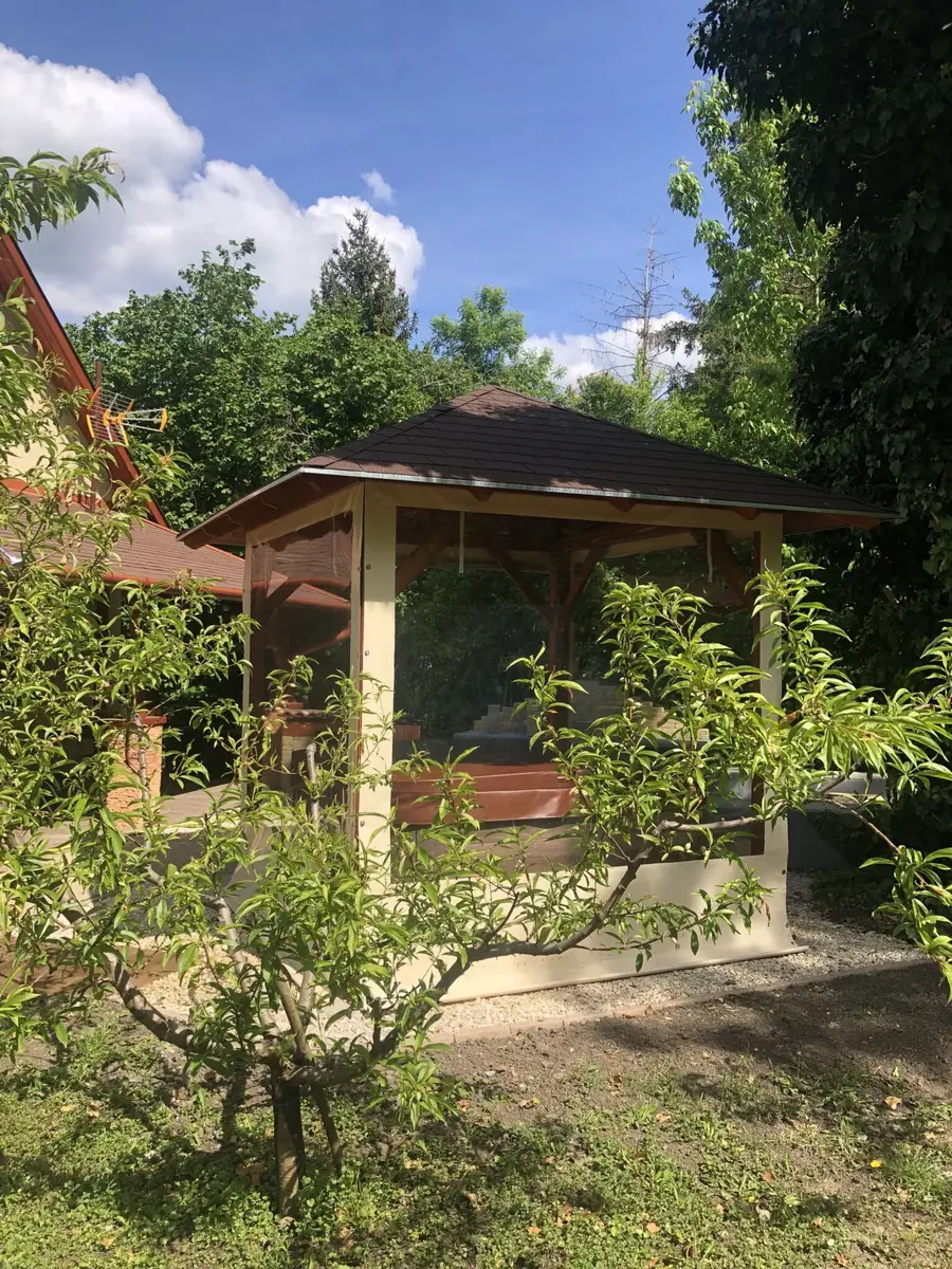 Másik pavilon a kertben