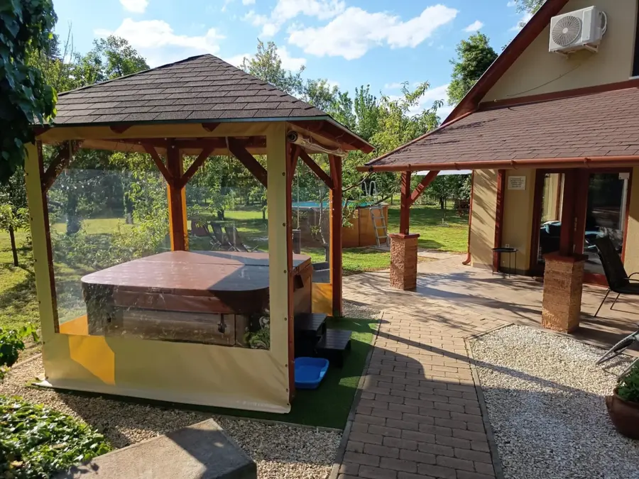 Pavilon és a kerti zöld felület